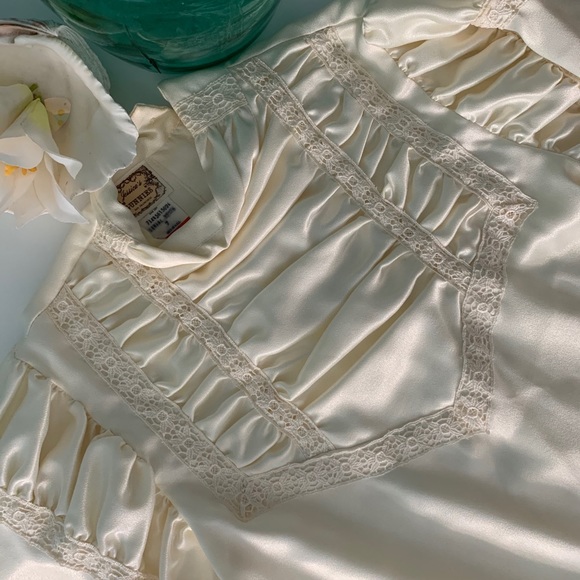 SOLD Jessica’s Gunnies- Gunne Sax Satin Blouse - Picture 3 of 8